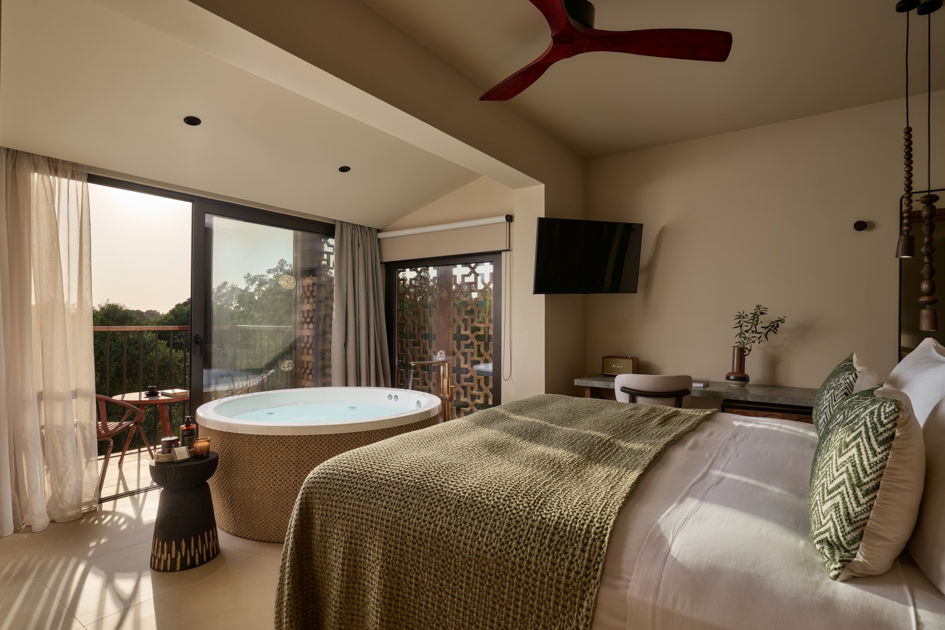 Luxury Suite with heated Jacuzzi & Panoramic view-1
