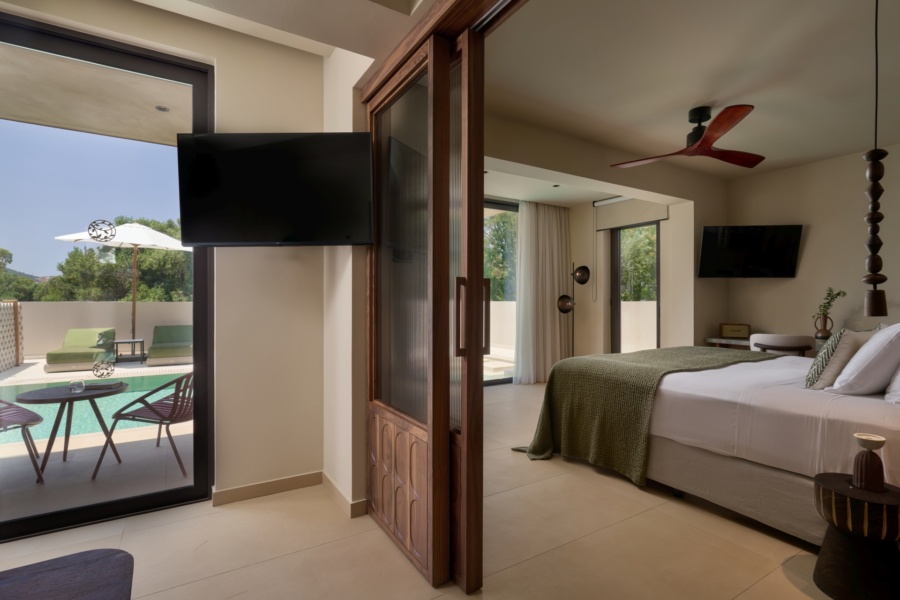 Luxury Suite with heated private pool-1