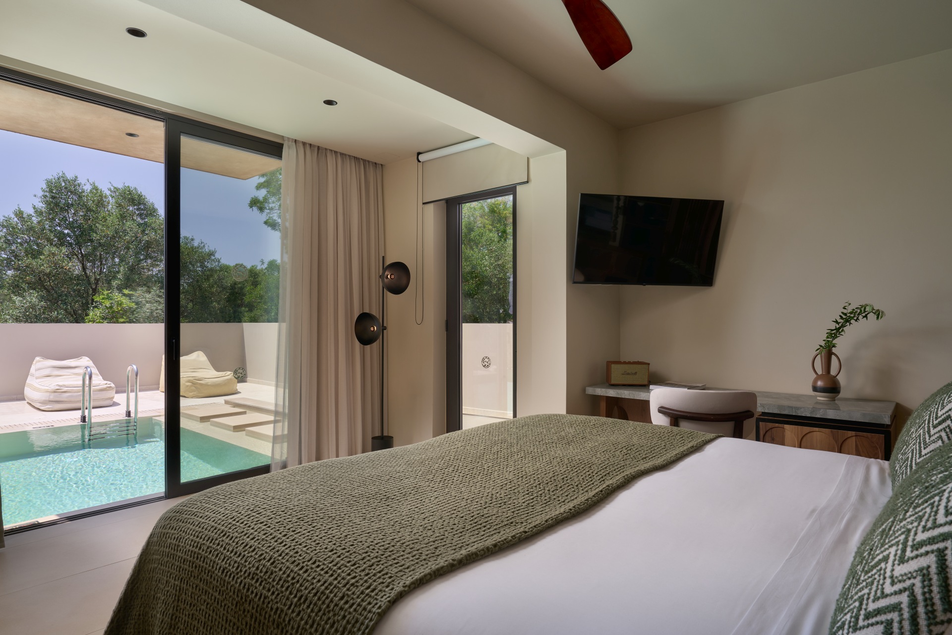 Luxury Suite with heated private pool-3