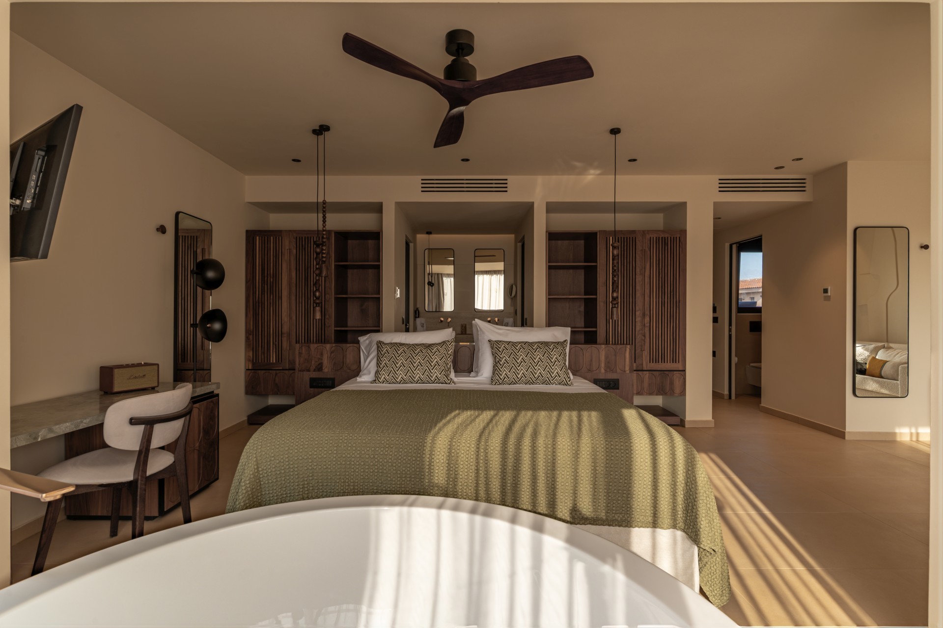 Luxury Suite with heated Jacuzzi & Panoramic view