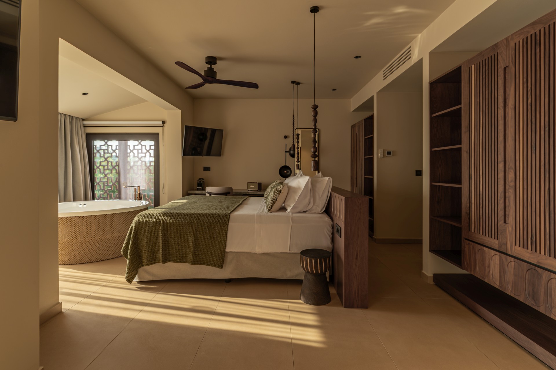 Luxury Suite with heated Jacuzzi & Panoramic view